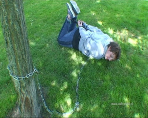 Product picture Chained on a tree  (6 minutes
